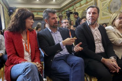 El ministro de Trasportes y Movilidad, Óscar Puente (d), el portavoz del PSOE de Castilla y León y la ministra de Igualdad, Ana Redondo, durante su participación en la III Escuela de Gobierno que se celebra hoy viernes en el Colegio Arzobispo Fonseca de Salamanca. EFE/J.M.GARCÍA.