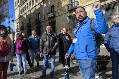 Un grupo de turistas escucha las explicaciones de uno de los guías turísticos.