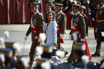 Los reyes Felipe y Letizia llegan a la jura de bandera de Felipe VI por el 40 aniversario de su promoción del Ejército de Tierra, de la que la princesa Leonor es testigo al estar formada en el patio de armas con los otros cadetes de su curso, este sábado en la Academia General Militar (AGM) de Zaragoza. EFE/ Javier Cebollada