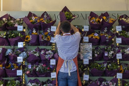 Decenas de ramos de flores aguardan cuidadosamente confeccionados para celebrar el Día de la Madre, en una imagen de archivo. EFE/ Daniel Gonzalez