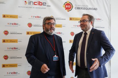 El Instituto Nacional de Ciberseguridad y el Torneo Magistral de Ajedrez Ciudad de León celebran la segunda edición de la Jornada de Ajedrez, Inteligencia Artificial y Ciberseguridad. En la imagen, el director del Incibe, Félix Barrio y el Maestro Internacional de Ajedrez, Marcelino Sión.