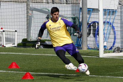 El guardameta belga del Real Madrid, Thibaut Courtois, en un entrenamiento del equipo en la Ciudad Deportiva de Valdebebas en Madrid. EFE/ J.J. Guillén