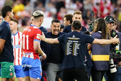 El técnico del Girona celebra con sus jugadores la clasificación de su equipo para la Liga de Campeones a la finalización del encuentro correspondiente a la jornada 34 de Primera División que Girona y FC Barcelona han disputado en el estadio municipal de Montilivi, en la localidad gerundense. EFE/David Borrat.