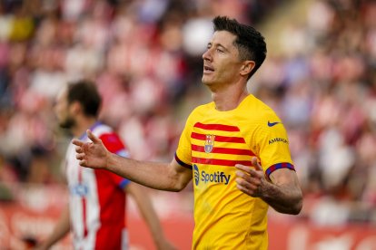 El delantero polaco del FC Barcelona, Robert Lewandowski, durante el encuentro correspondiente a la jornada 34 de Primera División que Girona y FC Barcelona disputaron en el estadio municipal de Montilivi, en la localidad gerundense. EFE/David Borrat.