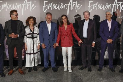 La reina Letizia (3d) posa junto al ministro de Política Territorial y Memoria Democrática, Víctor Torres (3i), y la presidenta del Consejo de Estado, Carmen Calvo (2i), antes del comienzo del concierto EmociónArte, un evento organizado por la Fundación Princesa de Girona que promueve el bienestar emocional entre los jóvenes, este lunes en Madrid. EFE/ J.J. Guillén