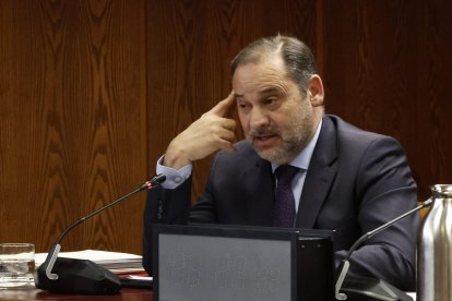 El exministro y ex secretario de Organización del PSOE José Luis Ábalos comparece este lunes ante la comisión de investigación del caso Koldo del Senado. EFE/ Zipi Aragon