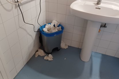 Un baño de uno de los edificios municipales de Sahagún.