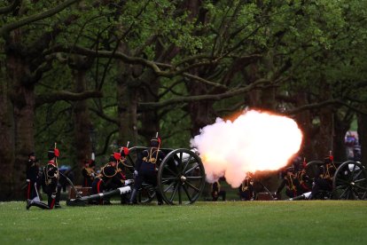 La Tropa Real de Artillería a Caballo dispara 41 salvas de cañón desde el céntrico parque de Green Park, en Londres, con motivo del primer aniversario de la coronación del monarca británico y de la reina Camila en la Abadía de Westminster. EFE/EPA/ANDY RAIN