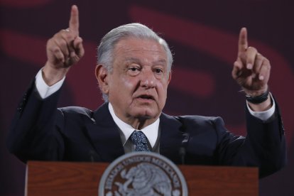 El presidente de México, Andrés Manuel López Obrador, participa este lunes durante su conferencia matutina en Palacio Nacional, de la Ciudad de México (México). EFE/ Mario Guzmán