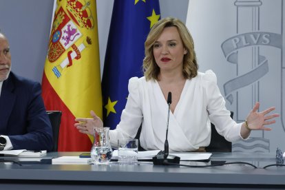 La portavoz del Gobierno y ministra de Educación, Formación Profesional y Deportes, Pilar Alegría, en la rueda de prensa posterior a la reunión del Consejo de Ministros, este martes en Moncloa. EFE/Zipi Aragón