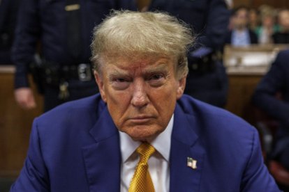 Foto del candidato presidencial republicano y expresidente estadounidense Donald Trump durante el juicio que enfrenta en Nueva York. EFE/Sarah Yenesel