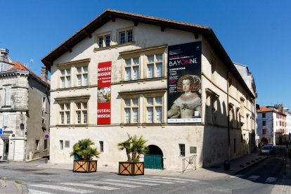 Maru Rizo dona 32 obras del artista de Bembibre Amable Arias al Musée Basque de Bayona.