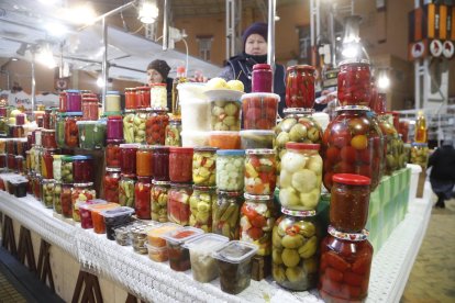 Imagen de archivo de botes de encurtidos en un mercado. EFE/EPA/ZURAB KURTSIKIDZE