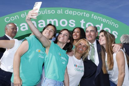 El presidente de Iberdrola con las embajadoras de la compañía, entre ellas Lidia Valentín. DL