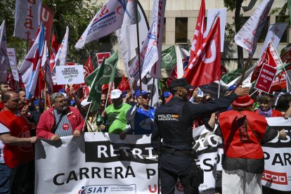 Un momento de la concentración que los trabajadores de la Agencia Tributaria llevan a cabo este miércoles ante la sede de la Agencia Estatal de la Administración Tributaria, en Madrid. EFE/ Fernando Villar