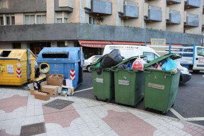 Durante toda la jornada, los agentes registraron contenedores y papeleras para ver si encontraban la pistola, sin éxito, en paralelo a las labores de rastreo del río Bernesga en el entorno de la pasarela donde se registró el suceso.