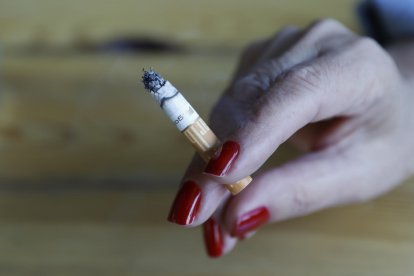 Imagen de la mano de una mujer sujetando un cigarrillo. EFE/ J.J.Guillén