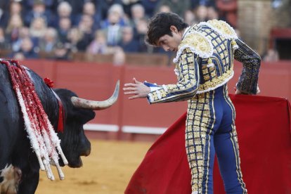 SEVILLA, 31/03/2024.- El torero francés Sebastián Castella lidia su primer toro durante el festejo que marca la apertura de la temporada taurina en la plaza de la Real Maestranza de Sevilla, en la tarde del Domingo de Resurrección, con toros de Hermanos García Jiménez. EFE/José Manuel Vidal