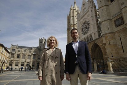 Los diputados Silvia Franco y Sergio Sayas, ayer al presentar la PNL frente a la Catedral.