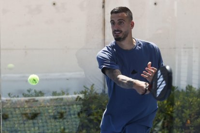 El delantero en el Real Madrid José Luis Mato Sanmartín 'Joselu' participa este viernes en Madrid en la presentación del circuito Adidas Pádel Tour. EFE/ Fernando Alvarado