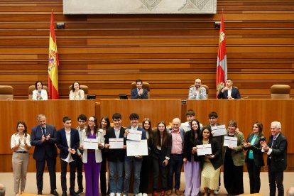 El equipo de Gil y Carrasco, tras alzarse con la victoria en las Cortes de Castilla y León.