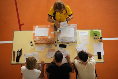 Imagen de archivo de  una cartera entregando los votos por correo en una mesa electoral en Cataluña en las pasadas elecciones generales. EFE/Alejandro García