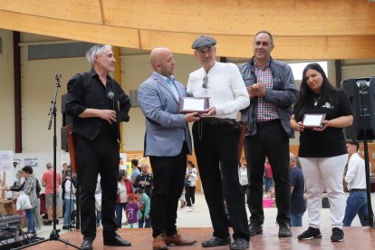 Momento del reconocimiento a los premiados de la feria «Saborea Boñar». CAMPOS