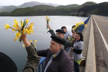 Momento en el que se arrogaron los capilotes a las aguas del pantano de Riaño.