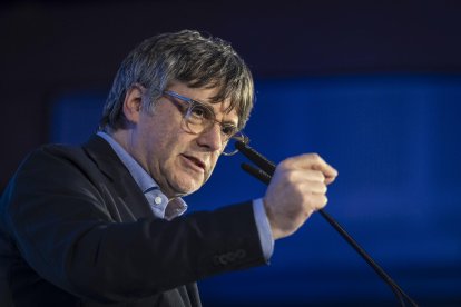 El expresidente de la Generalitat y cabeza de lista de JxCat, Carles Puigdemont durante un acto de la campaña electoral. EFE/David Borrat.