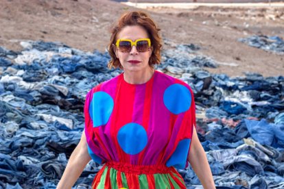 Agatha Ruiz de la Prada en uno de los vertederos textiles de Atacama.