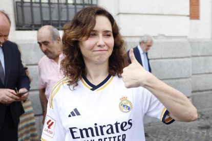 La presidenta de la Comunidad de Madrid, Isabel Díaz Ayuso, en la visita del equipo a la Real Casa de Correos durante los actos de celebración de la trigésimo sexta Liga conseguida por el club. EFE/Mariscal