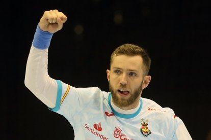 El extremo español Aleix Gomez Abello celebra un gol durante el partido de vuelta de la eliminatoria por estar en el Mundial de balonamno jugado en Novi Sad, Serbia. EFE/EPA/ANDREJ CUKIC