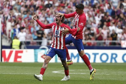 El centrocampista argentino del Atlético de Madrid Rodrigo de Paul (i) celebra el primer gol de su equipo durante el partido de LaLiga entre el Atlético de Madrid y el Celta, este domingo en el estadio Metropolitano. EFE/ Sergio Pérez