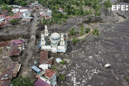 Fotografía aérea este lunes de zonas anegadas por la riada de agua y lava fría en el distrito de Tanah Datar, en la provincia de Sumatra Occidental, en el oeste de Indonesia.
                      EFE/EPA/MUHAMMAD ALI