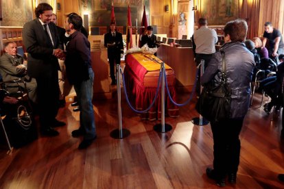 La capilla ardiente de Isabel Carrasco, instalada en el Palacio de los Guzmanes, concitó miles de personas, desde ciudadanos anónimos a altos cargos de la política, incluido el presidente del Gobierno.