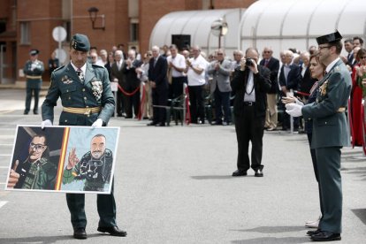 El coronel José Miguel Barbero, jefe de la Guardia Civil en Navarra y la delegada del Gobierno en la comunidad foral, Alicia Echeverria, han entregado al capitán de la 2ª Compañía del GAR destacada en San Sebastián Álvaro Ruiz (en la imagen) un dibujo con los rostros de los Guardias Civiles asesinados el pasado 9 de febrero en Barbate obsequio de la Comandancia de Teruel, durante los actos que se han organizado este lunes con motivo de la celebración del 180 aniversario de la fundación de la Guardia Civil en Navarra.