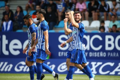 Borja Valle anotó los dos goles de su equipo ante el Real Unión en El Toralín.