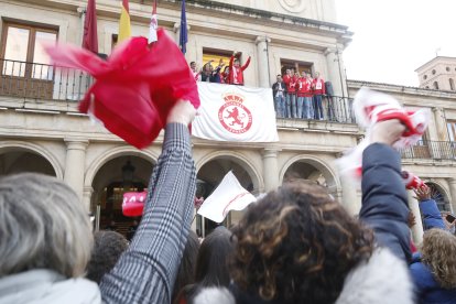 Los protagonistas del histórico ascenso de la Cultural fueron recibidos por decenas de aficionados en la plaza de San Marcelo.