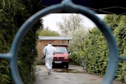 Un investigador llega al edificio de apartamentos en cuyo sótano el técnico electricista jubilado Josef Fritzl mantuvo secuestrada a una hija suya durante 24 años sometiéndole a continuas violaciones, en Amstetten, Austria,el 6 de mayo de 2008. EFE/Helmut Fohringer.