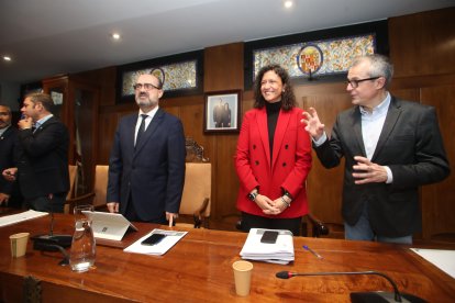 Marco Morala, esta mañana en el Pleno con varios concejales.