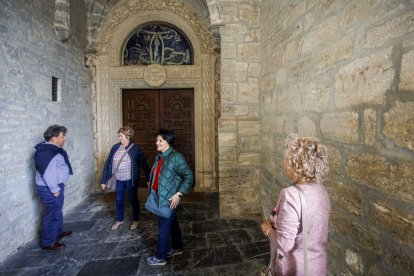 Vecinos de la localidad de Belorado en Burgos esperan el comienzo de una misa, que finalmente no se ha celebrado, en el monasterio de las Clarisas de Belorado en donde las las monjas han protagonizado un cisma.