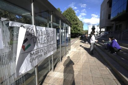 Pancarta del Frente de Estudiantes ante la biblioteca central.