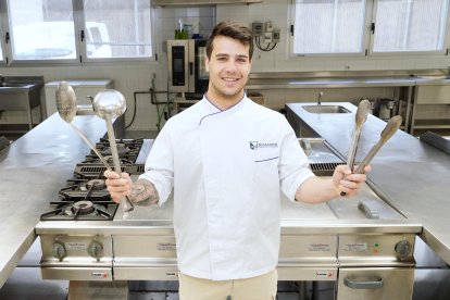 El joven cocinero de Aranda de Duero (Burgos) Andrés Esgueva posa durante una entrevista con la agencia EFE en la Escuela de Profesionales Alcazarén (Aspasia) en Valladolid. Una grave lesión de rodilla le obligó a colgar el palo de hockey, deporte en el que despuntaba, pero rápidamente sustituyó éste por el mango de una sartén, llevándole a un camino que le ha situado como una de las mayores promesas de la cocina en el panorama nacional. EFE/Nacho Gallego