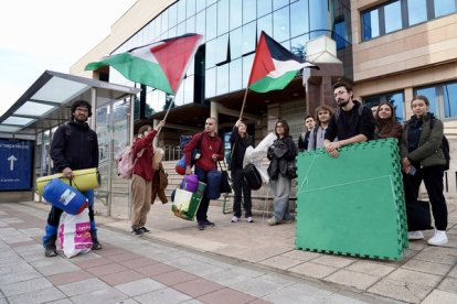 Varios universitarios acampan en la Biblioteca Universitaria de León durante la noche en apoyo al pueblo Palestino