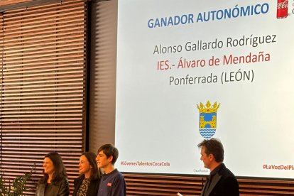 Entrega del premio al joven berciano.