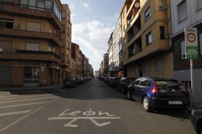 Cinco personas, tres de ellas menores de edad e inquilinos de la misma vivienda en la calle Relojero Losada de León capital, han sido hospitalizados esta madrugada con síntomas de inhalación de gas, al parecer de una bombona de butano, según ha informado