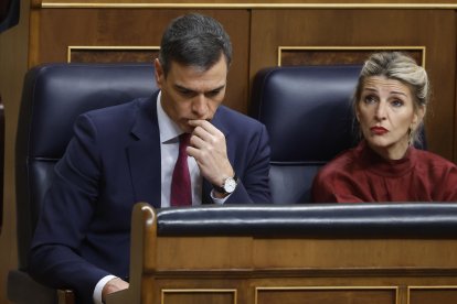 Imagen de archivo del presidente del Gobierno, Pedro Sánchez (i), junto a la ministra de Trabajo y líder de Sumar, Yolanda Díaz. EFE/Juan Carlos Hidalgo