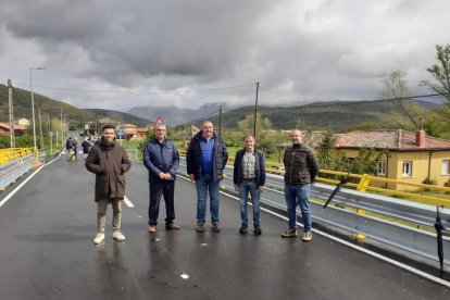 El vicepresidente de la institución provincial y diputado de Infraestructuras, Roberto Aller, recibe las obras que han supuesto la ampliación de la calzada hasta los 6 metros.