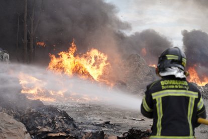 Incendio en una planta de cartones y plásticos en Aldeamayor (Valladolid).