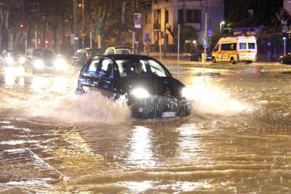 Un coche circula bajo la lluvia por una calle inundada tras desbordarse el río Seveso en Milán (Italia) en una imagen de archivo. EFE/Paolo Salmoirago